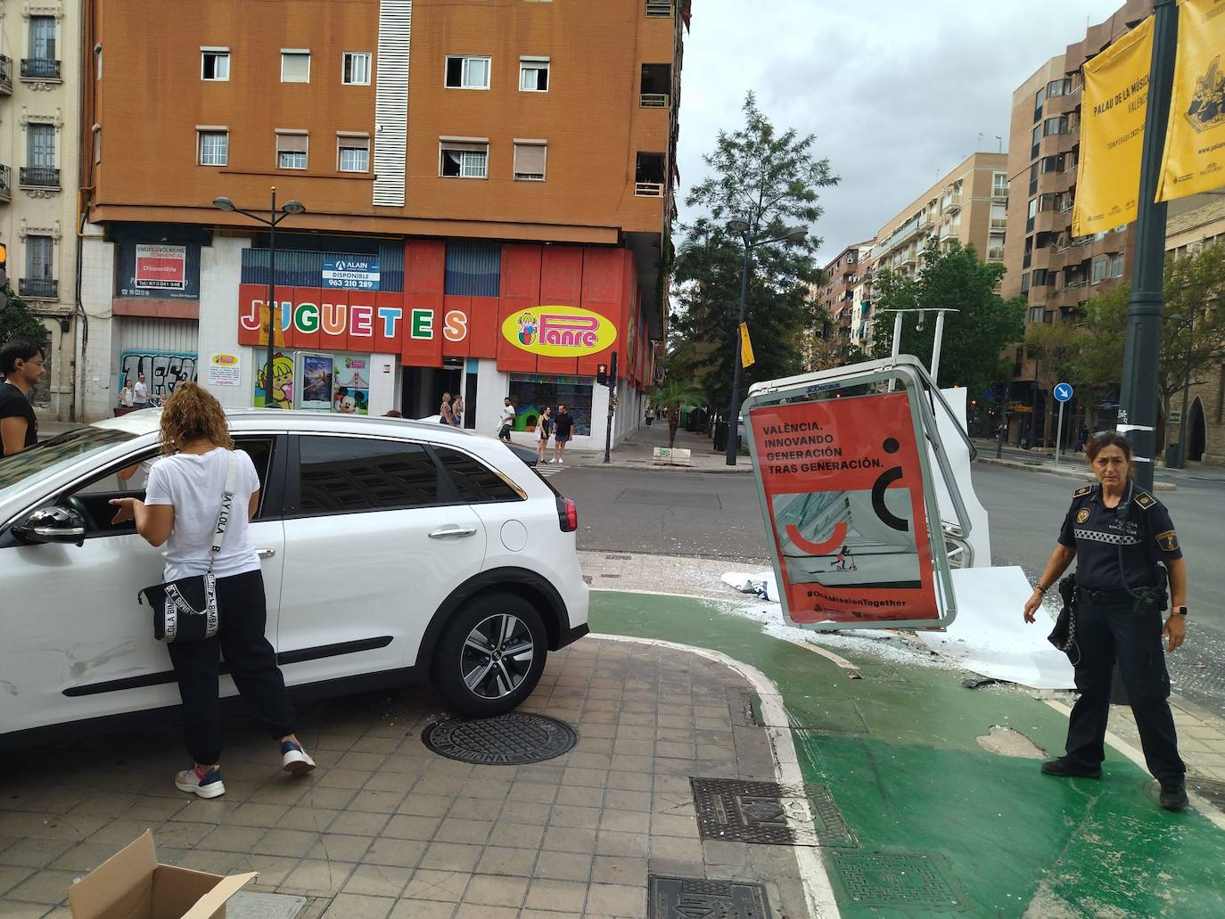 Fotos Aparatoso Accidente En La Avenida Cardenal Benlloch De Valencia